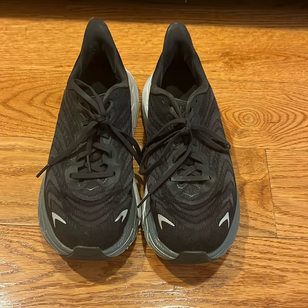 Black Hoka Arahi